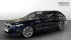 Svart (black) Begagnad 2025 BMW 530e M Sport Kombi | 664 700 kr (Marknadspris)