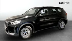 Svart (black) Begagnad 2023 BMW iX1 SUV | 399 900 kr (Marknadspris)