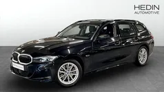 Svart (black) Begagnad 2022 BMW 330e Shadowline Kombi | 316 700 kr (Marknadspris)