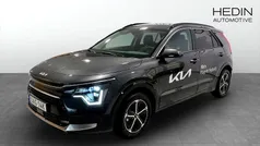 Grå (grey) Ny 2025 Kia Niro Advance SUV | 359 900 kr (Marknadspris)