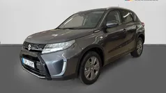 Grå (silky silver metallic) Ny 2025 Suzuki Vitara SUV | 306 700 kr (Marknadspris)