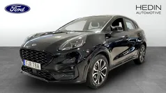 Svart (black) Begagnad 2021 Ford Puma Gen-E ST-Line SUV | 224 900 kr (Marknadspris)