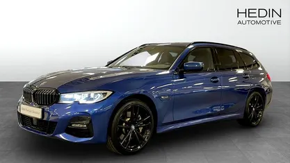 Begagnad BMW 330e Shadowline 2022 Blå Kombi