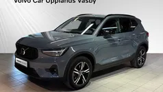 Grå Begagnad 2023 Volvo XC40 Plus SUV | 369 900 kr (Marknadspris)