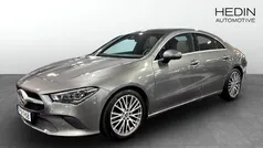 Mörkgrå (grey) Begagnad 2021 Mercedes CLA220 Sedan | 324 900 kr (Marknadspris)