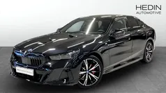 Svart (black) Begagnad 2025 BMW 530e M Sport Sedan | 728 700 kr (Marknadspris)