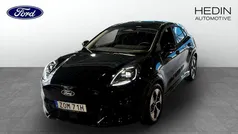 Svart (black) Ny 2025 Ford Puma Gen-E SUV | 397 375 kr (Marknadspris)