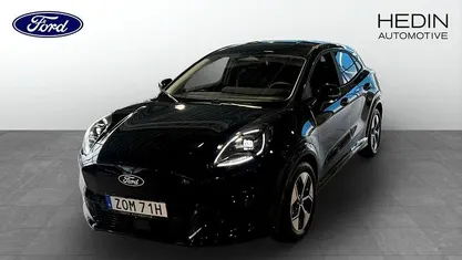 Svart (black) Ny 2025 Ford Puma Gen-E SUV | 397 375 kr (Marknadspris)
