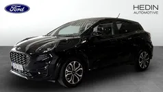 Svart (black) Begagnad 2022 Ford Puma Gen-E ST-Line Halvkombi | 219 900 kr (Marknadspris)