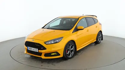 Gul Begagnad 2016 Ford Focus ST Halvkombi | 161 000 kr (Marknadspris)