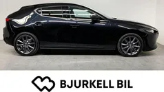 Svart Begagnad 2021 Mazda 3 Halvkombi | 239 900 kr (Marknadspris)