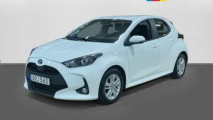 Vit Begagnad 2022 Toyota Yaris Hybrid Active Halvkombi | 179 500 kr (Marknadspris)