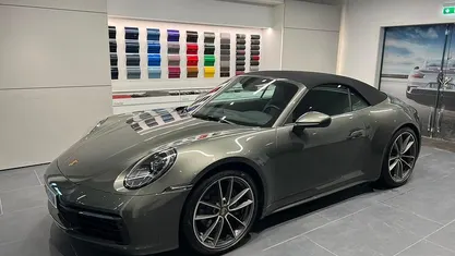 Begagnad Porsche 911 Carrera Cabriolet 385 HK (283 kW) 2024 Grå Cab