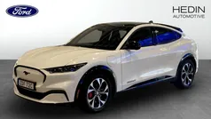 Vit (white) Begagnad 2021 Ford Mustang Mach-E SUV | 399 900 kr (Marknadspris)