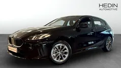 Svart (black) Begagnad 2024 BMW 120 Shadowline Halvkombi | 324 700 kr