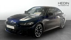 Blå (blue) Begagnad 2025 BMW i4 Comfort Edition Sedan | 668 700 kr (Marknadspris)