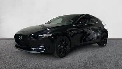 Jet black mica (41w) Ny 2025 Mazda 3 Nagisa Kombi | 355 600 kr (Marknadspris)