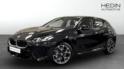 Svart (black sapphire metallic) Begagnad 2025 BMW 120 Shadowline Halvkombi | 364 700 kr (Bra pris)