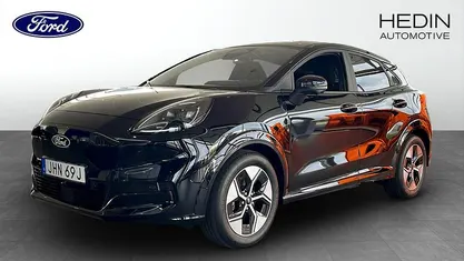 Svart (black) Ny 2025 Ford Puma Gen-E SUV | 398 000 kr (Marknadspris)