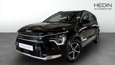Svart (black) Ny 2025 Kia Niro SUV | 363 425 kr (Marknadspris)