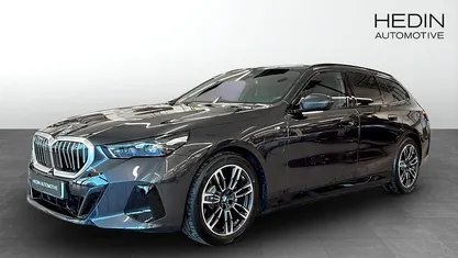 Grå Begagnad 2024 BMW 530e Comfort Edition Kombi | 628 700 kr (Marknadspris)