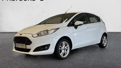 Vit Begagnad 2017 Ford Fiesta Halvkombi | 79 900 kr (Marknadspris)