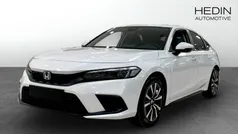 Vit (white) Ny 2024 Honda Civic Elegance Halvkombi | 391 800 kr (Marknadspris)