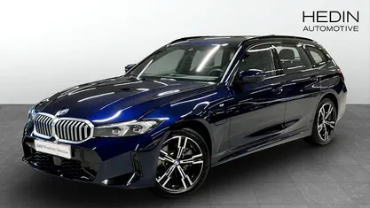 Blå (blue) Begagnad 2025 BMW 330e M Sport Kombi | 489 700 kr (Marknadspris)