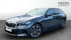 Grå (grey) Begagnad 2025 BMW 530e M Sport Kombi | 668 700 kr (Marknadspris)