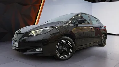 Begagnad Nissan Leaf Acenta 110 kW (150 HK) 2022 Svart Halvkombi