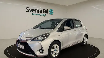 Silver Begagnad 2018 Toyota Yaris Hybrid Halvkombi | 109 900 kr (Marknadspris)