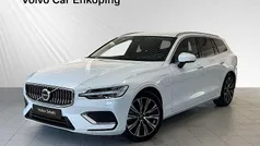 Vit Begagnad 2022 Volvo V60 Core Kombi | 399 900 kr (Marknadspris)