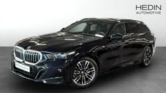 Svart (black) Begagnad 2025 BMW 520 M Sport Kombi | 574 700 kr (Marknadspris)