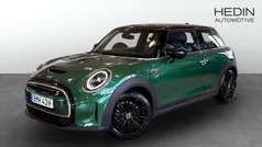 Grön (green) Begagnad 2022 Mini Cooper SE Halvkombi | 229 900 kr (Marknadspris)