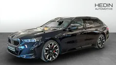 Svart (blue) Begagnad 2025 BMW 550e M Sport Kombi | 979 700 kr (Marknadspris)