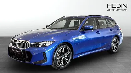 Blå (blue) Begagnad 2024 BMW 330e M Sport Kombi | 484 700 kr (Marknadspris)
