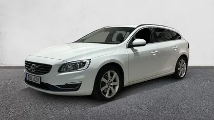 Vit Begagnad 2017 Volvo V60 Momentum Kombi | 179 000 kr (Marknadspris)