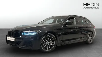 Svart (black) Begagnad 2023 BMW 530e M Sport Kombi | 428 700 kr (Marknadspris)