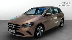 Ljusbrun (brown) Begagnad 2022 Mercedes B180 Minibuss | 274 900 kr (Marknadspris)