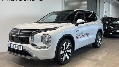 Vit Begagnad 2025 Mitsubishi Outlander P-HEV Instyle SUV | 589 800 kr (Marknadspris)