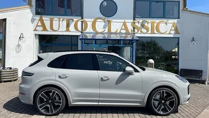 Ljusgrå Begagnad 2022 Porsche Cayenne Turbo SUV | 1 450 000 kr