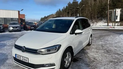 Begagnad VW Touran 120 HK (88 kW) 2016 Vit Minibuss