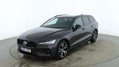 Grå Begagnad 2024 Volvo V60 Plus Kombi | 392 000 kr (Marknadspris)