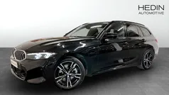 Svart (black) Begagnad 2024 BMW 330e M Sport Kombi | 598 700 kr (Marknadspris)