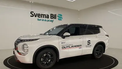Vit Begagnad 2025 Mitsubishi Outlander P-HEV Instyle SUV | 569 700 kr