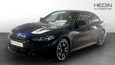 Blå (blue) Begagnad 2025 BMW i4 Comfort Edition Sedan | 668 700 kr (Marknadspris)