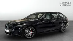 Svart (black) Begagnad 2025 BMW 530e M Sport Kombi | 738 700 kr (Marknadspris)
