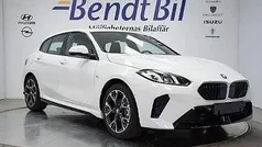 Vit Begagnad 2024 BMW 120 M Sport Halvkombi | 369 500 kr (Marknadspris)