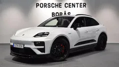 Ljusgrå (white) Ny 2025 Porsche Macan Turbo SUV | 1 610 400 kr (Marknadspris)