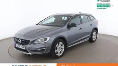 Grå Begagnad 2015 Volvo V60 CC Summum Kombi | 148 000 kr (Marknadspris)